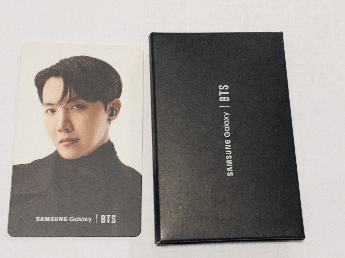 nestapov's tweet photo. eu tô precisando de uma grana e decidi vender meus cards originais do BTS Samsung S21 Photocards black, todos estão novos e bem cuidados.

*são de edição limitada* https://t.co/PXiFCFT527