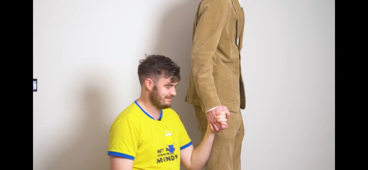 Little__Moy's tweet photo. @LittleZ this is some slender man looking shit 😂 https://t.co/eztaWtfXfs