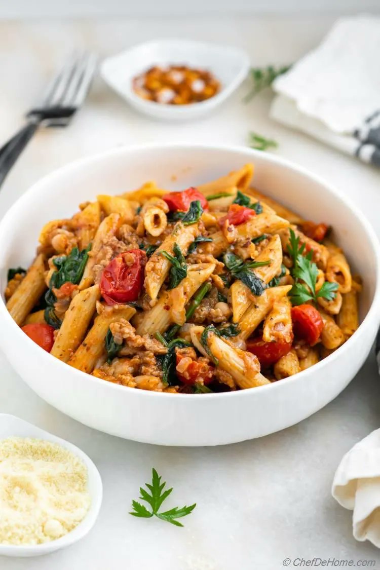 chefdehome's tweet photo. #RecipeOfTheDay 
👉One Pan Pasta with Sausage and Spinach 
🔗https://t.co/yuskE3yexu 
A delicious and quick recipe for weeknight pasta one pan dinner with sausage, spinach,  and penne pasta cooked in one pot with herbs, tomatoes, and spices. #Dinner #onepanwonder https://t.co/Hjm5gVgEl3