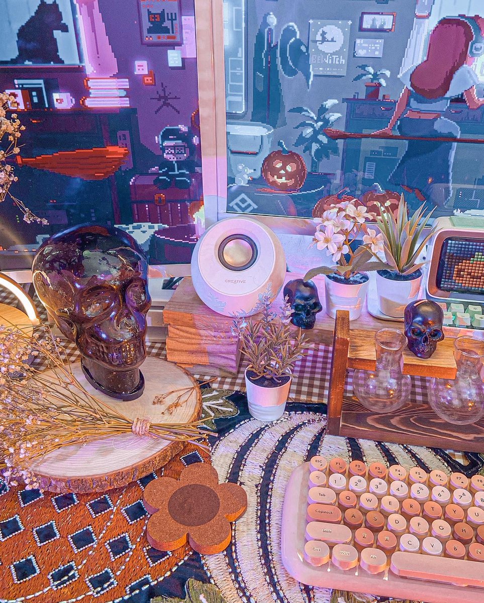 mushroomparasol's tweet photo. Spooky gaming setup 👻🍂🤎🪴 https://t.co/Q0v9B9YUgh