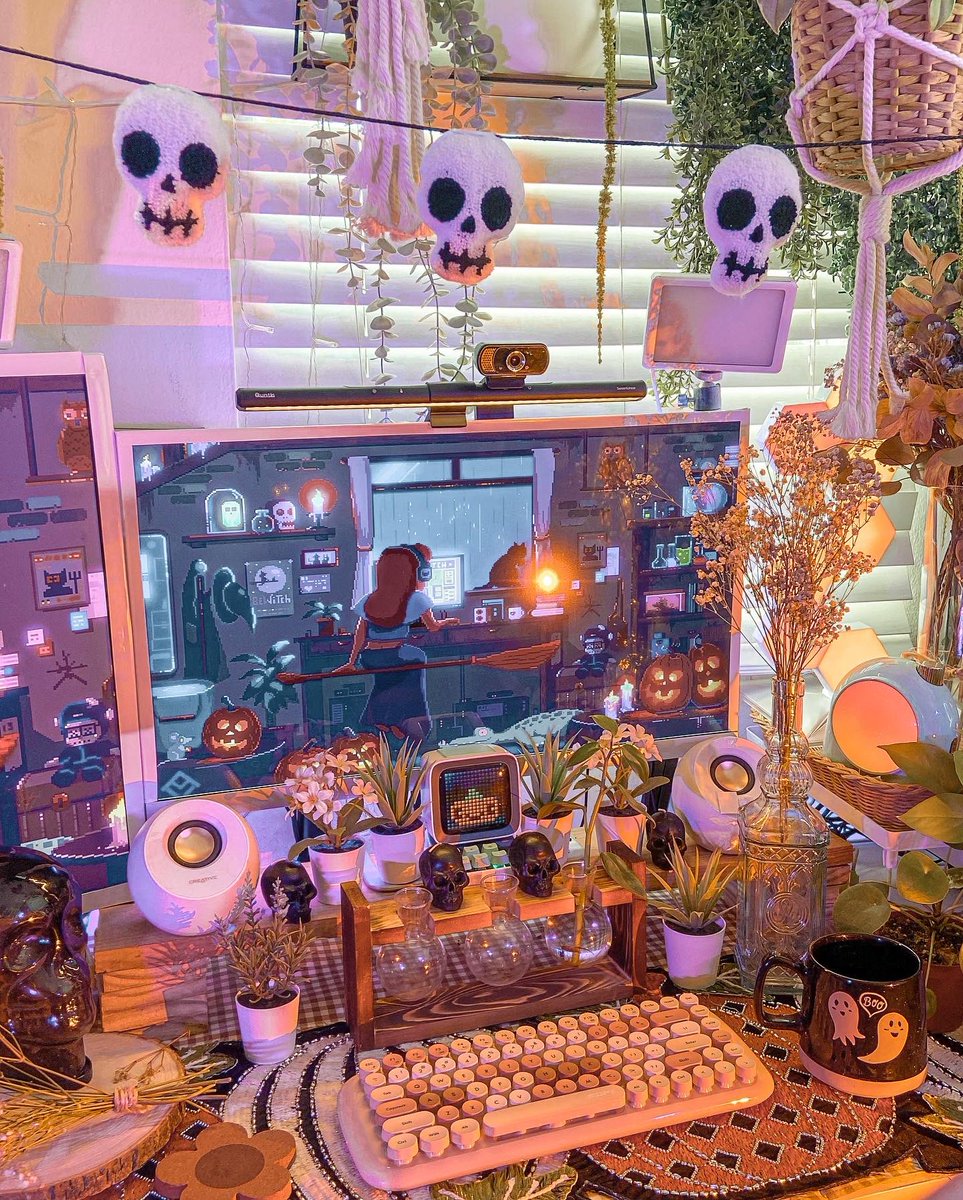 mushroomparasol's tweet photo. Spooky gaming setup 👻🍂🤎🪴 https://t.co/Q0v9B9YUgh