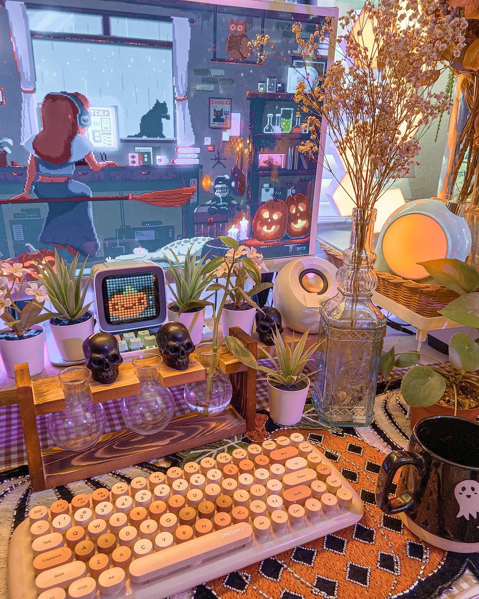 mushroomparasol's tweet photo. Spooky gaming setup 👻🍂🤎🪴 https://t.co/Q0v9B9YUgh