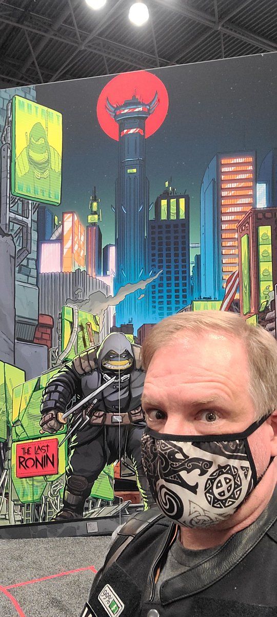 ShaolinRonin's tweet photo. A Ronin hanging out at IDW City at New York Comic Con '22 for The Last Ronin signing with Kevin Eastman &amp; crew! @IDWPublishing @NY_Comic_Con @kevineastman86 https://t.co/VGuIsxCRfT