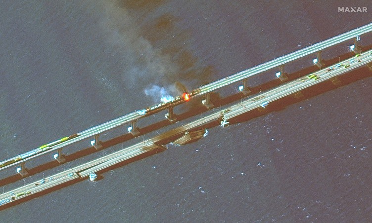 vantortech's tweet photo. #Satelliteimagery today at 11:01 AM local time of the aftermath of the explosion that damaged the #Crimea Bridge which connects the Crimean peninsula with the Russian mainland. Damage is apparent on the bridge span that carries vehicle traffic and the span that has a rail line. https://t.co/2QbtE9dZ7C