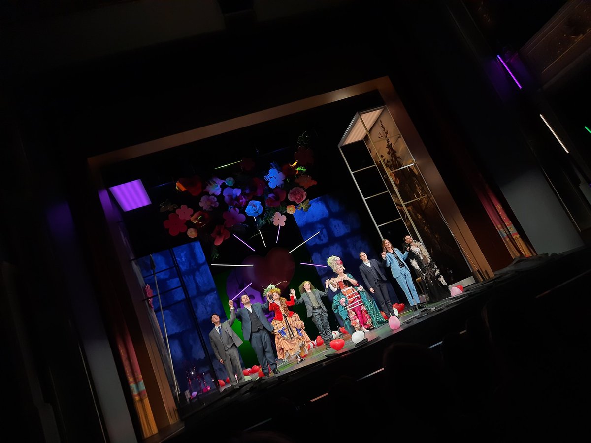 Publikum feiert den Cast von #Händel #Alessandro ganz zu Recht. Der Regieansarz, die #Opera Seria mit ironischem Augenzwinkern zu erzählen geht voll auf und ist unterhaltsam. Tolle Produktion am <a href="/theaterbamberg/">Theater Bamberg</a> 
#Klassik #Oper #Bamberg #Franken #Bayern #Musikzeit #Musikliebe