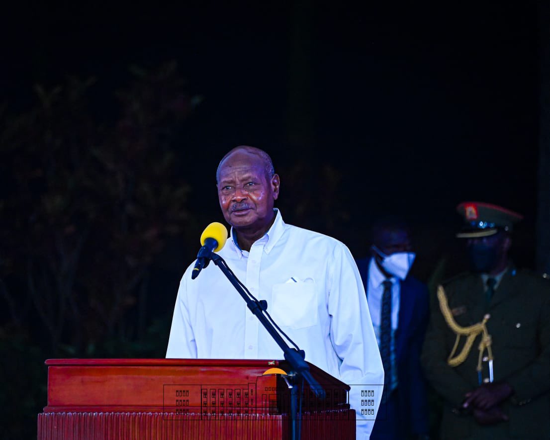 NtareHouse's tweet photo. Aux côtés de ses Homologues du Zanzibar, du Kenya, du Sud-Soudan, et de la Somalie, le Président de la République du #Burundi SE Evariste #Ndayishimiye a pris part au banquet d’Etat offert en leur honneur par le Président @KagutaMuseveni à la veille des célébrations #UgandaAt60. https://t.co/OTUT0zVpMd