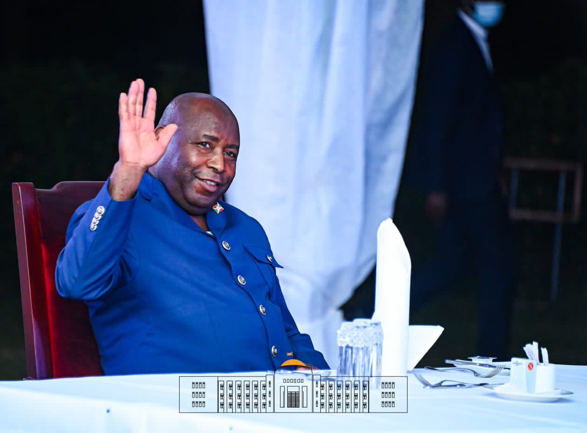 NtareHouse's tweet photo. Aux côtés de ses Homologues du Zanzibar, du Kenya, du Sud-Soudan, et de la Somalie, le Président de la République du #Burundi SE Evariste #Ndayishimiye a pris part au banquet d’Etat offert en leur honneur par le Président @KagutaMuseveni à la veille des célébrations #UgandaAt60. https://t.co/OTUT0zVpMd