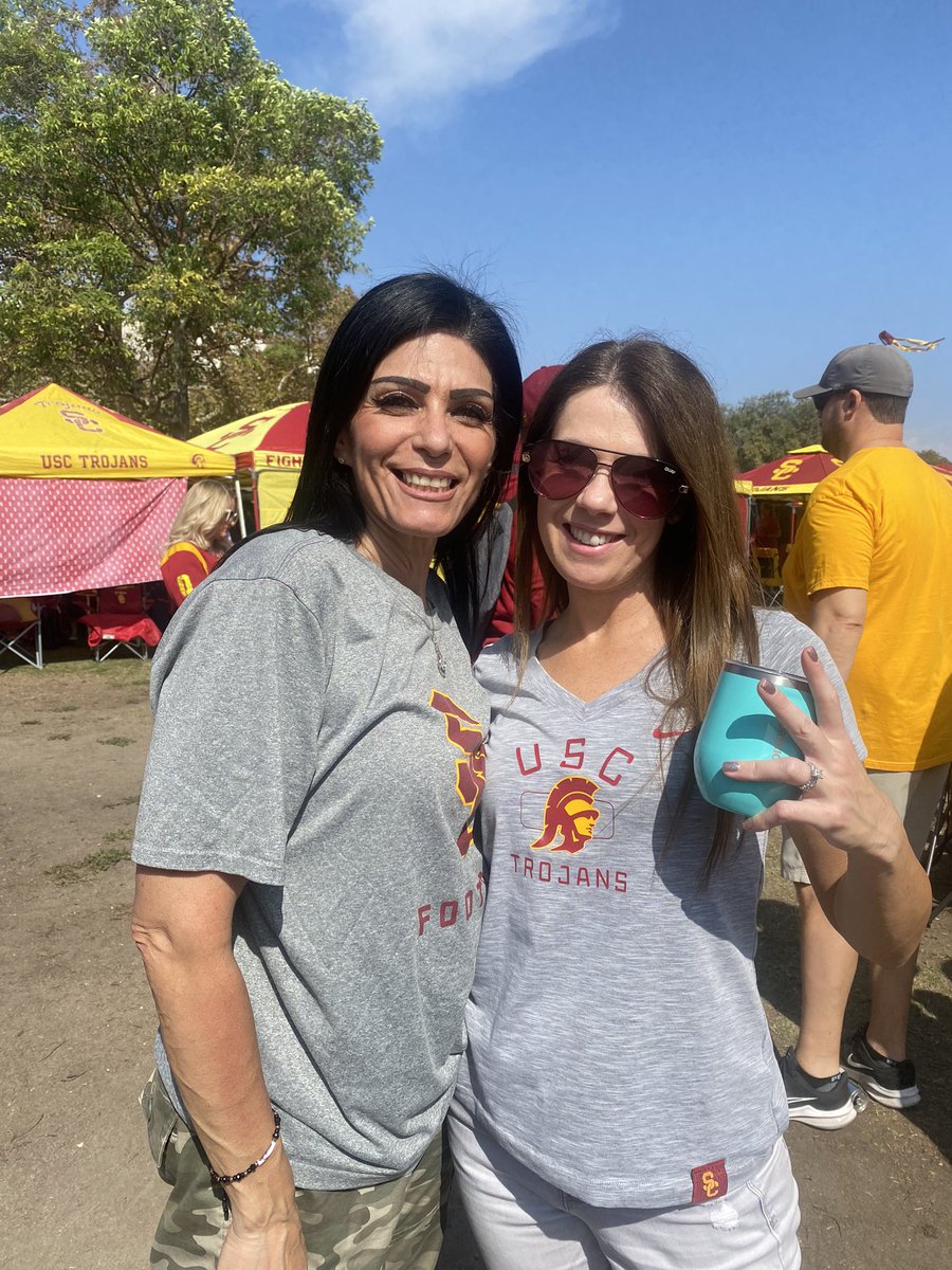 Tailgating with this 👑 @mamaofatrojan & rocking the grey today 💛❤️✌🏼 #BeatTheCougars