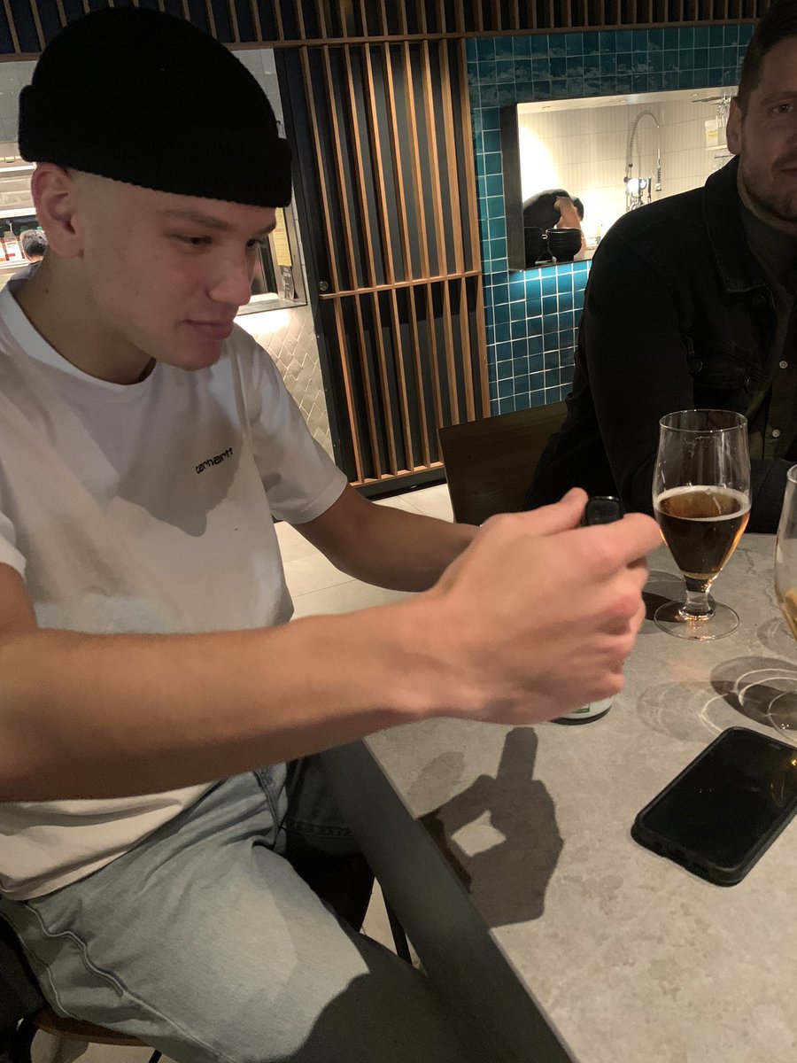 MagnusOder's tweet photo. Þetta er hann Ívar vinur minn að reyna útskýra fyrir mér að jörðin sé flöt… Einnig vill hann meina að dúfur séu bara myndavélar til að fylgjast með okkur. Þessir eyja menn geta stundum verið alveg magnaðir. https://t.co/lvemUsg4Yi