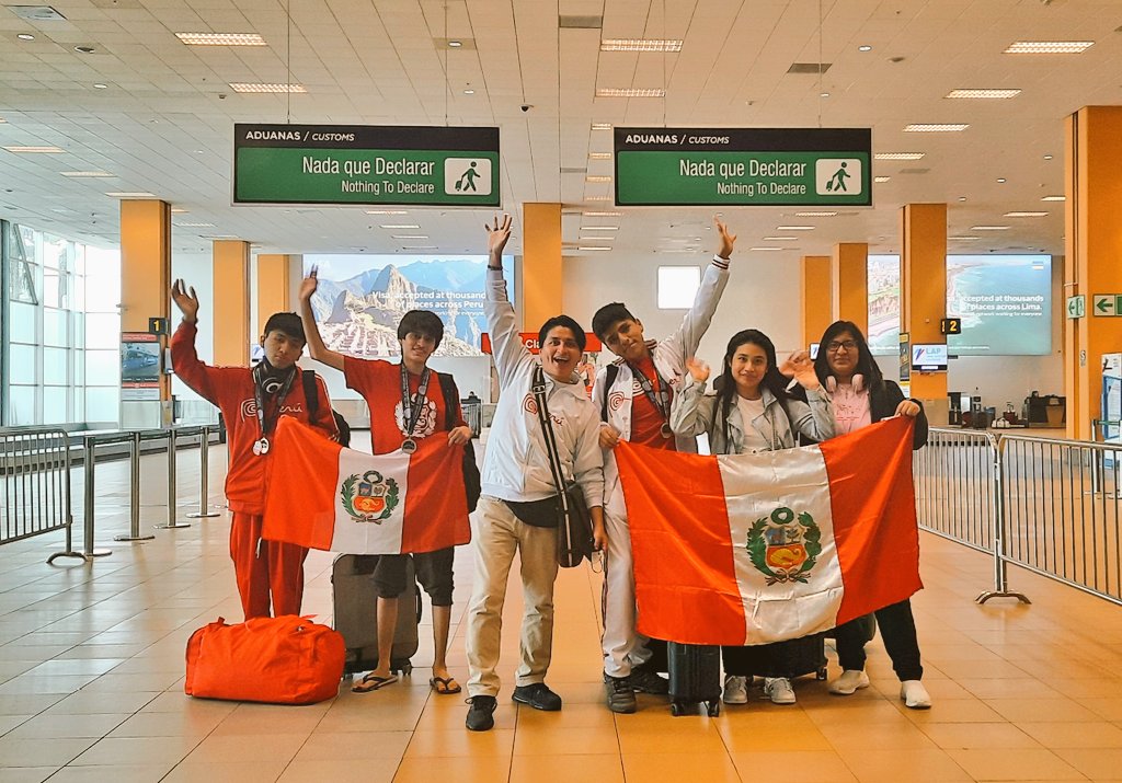 astro_vvera's tweet photo. ¡Llegamos! Trajimos para el Perú premios y cariño infinito 🇵🇪❤️¡Estos jóvenes son geniales! Medallas de oro, plata y bronce, y menciones honoríficas ... ¡Gracias Panamá 🇵🇦!¡Gracias @olaa_astro 2022!¡Viva Latinoamérica! https://t.co/camt6ZKowM