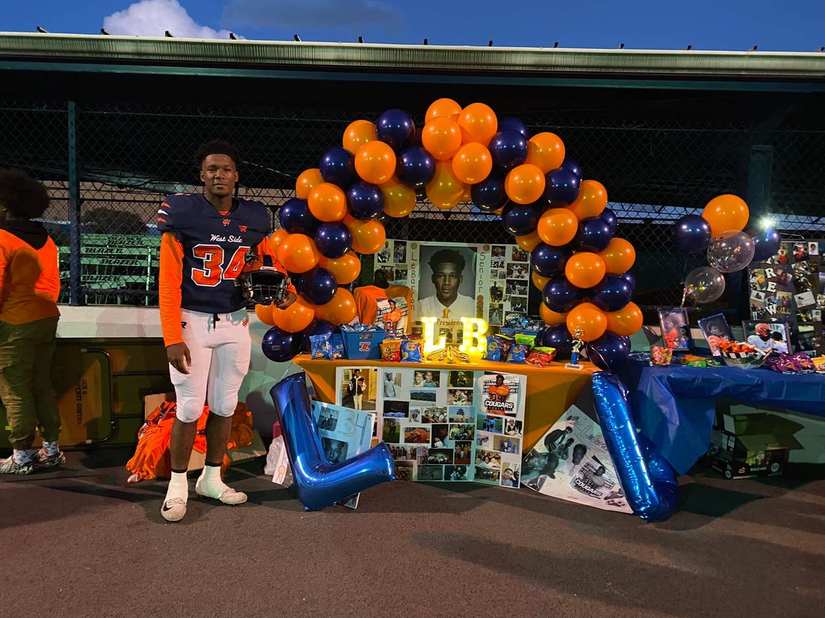 LB_BurtonSr's tweet photo. So proud of my son and @wscougarsfb they are GLAC Champions ! They beat Hammond Central 42-23
#PawsUp #GaryStrong #football https://t.co/nvVlio0qCA