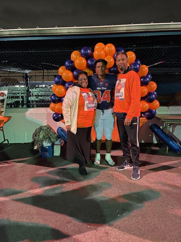 LB_BurtonSr's tweet photo. So proud of my son and @wscougarsfb they are GLAC Champions ! They beat Hammond Central 42-23
#PawsUp #GaryStrong #football https://t.co/nvVlio0qCA