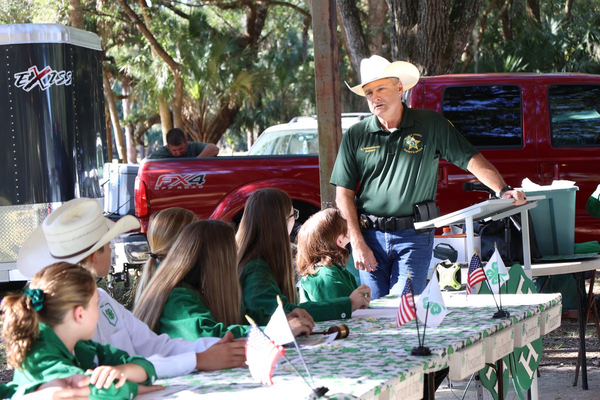 SheriffCitrus's tweet photo. Sheriff Prendergast had a great time meeting the new leaders of the Red Level 4-H Club. He was given the honor of swearing in these young community leaders and discussing the importance of the positions they will be taking on this year.
#FutureLeaders #CCSOconnecting
1726 https://t.co/bxwbZquj9O