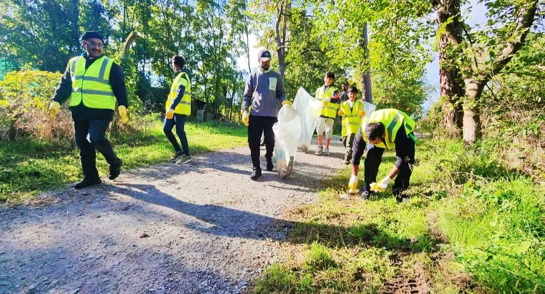 Pfungstadt3's tweet photo. #Müllsammlungaktion Mit
#StadtPfungstadt
#Am08.10.2022
#Ahmadiyya 
#Liebefüralle
@AhmadiyyaDE @AhmadiyyaJugend @KhuddamDE https://t.co/HUpwgFR7R1