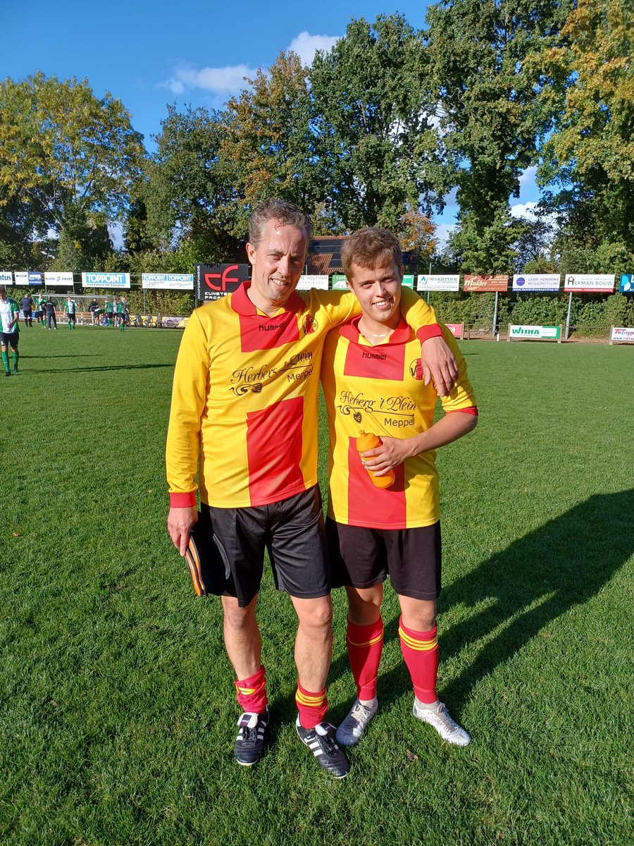 Jurre76's tweet photo. @Vitesse63 vandaag een mooie dag! Ik mocht samen met mijn Stijn voetballen in het 2e!! 1e keer samen spelen vader en zoon blijft speciaal moment! https://t.co/tMHQMgr86V