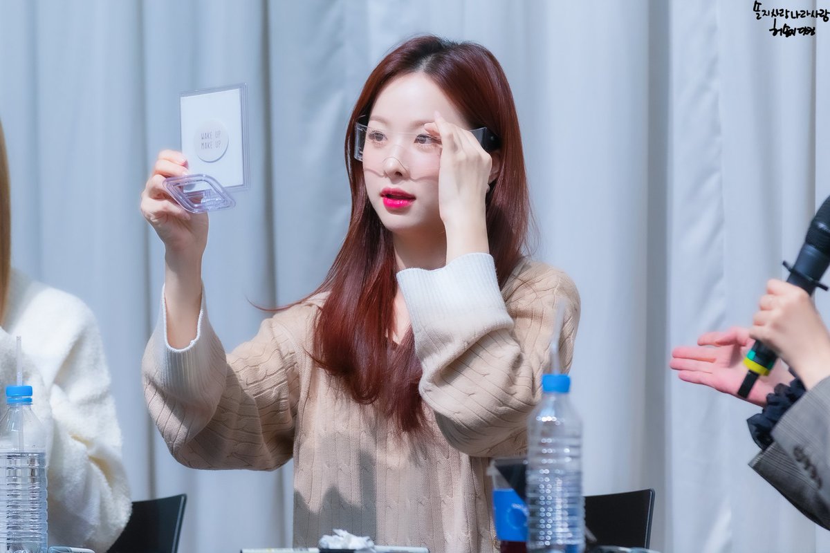 HeoSolJi_com's tweet photo. 221008 EXID 목동 대면 팬싸인회 솔지 직찍 1
어떤걸 써도 찰떡소화😍
https://t.co/PwEHdAcg55
#EXID #EXID솔지 #솔지 #허솔지 #SolJi #ソルジ  #불이나 #Fire #솔지사랑나라사랑 #허솔지닷컴
@EXIDofficial @Solji__Official @EXIDjpofficial https://t.co/81trQ2ea3f