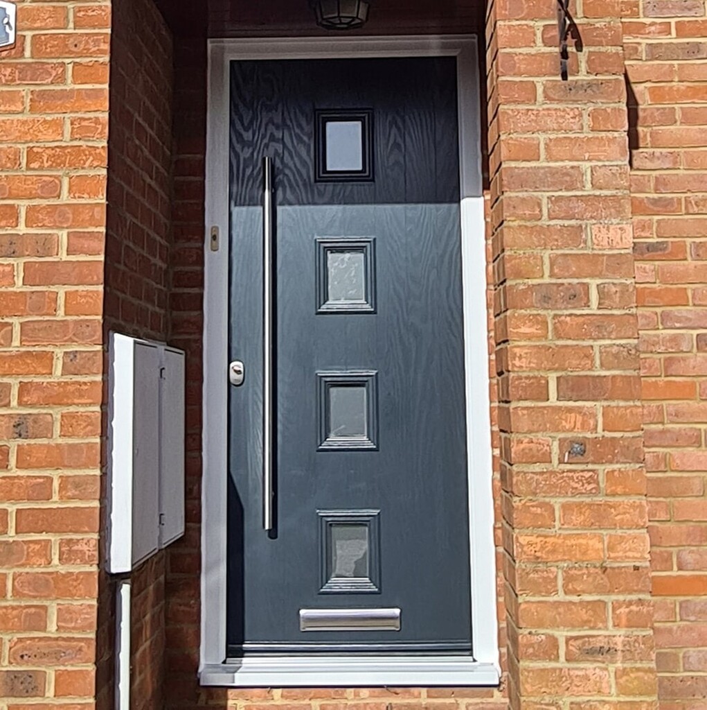 DNKservices's tweet image. New GRP Composite Door, Anthracite Grey RAL7016 colour composite door and White smooth Frame, 4 Rectangle cottage design, Glazed with Sandblast Glass. 1200mm Steel Bar Handles, Letterbox, GU Auto locking system with Avocet ATK Cylinder
.
.
#anyralcolour … instagr.am/p/CjdaXXHNq8S/