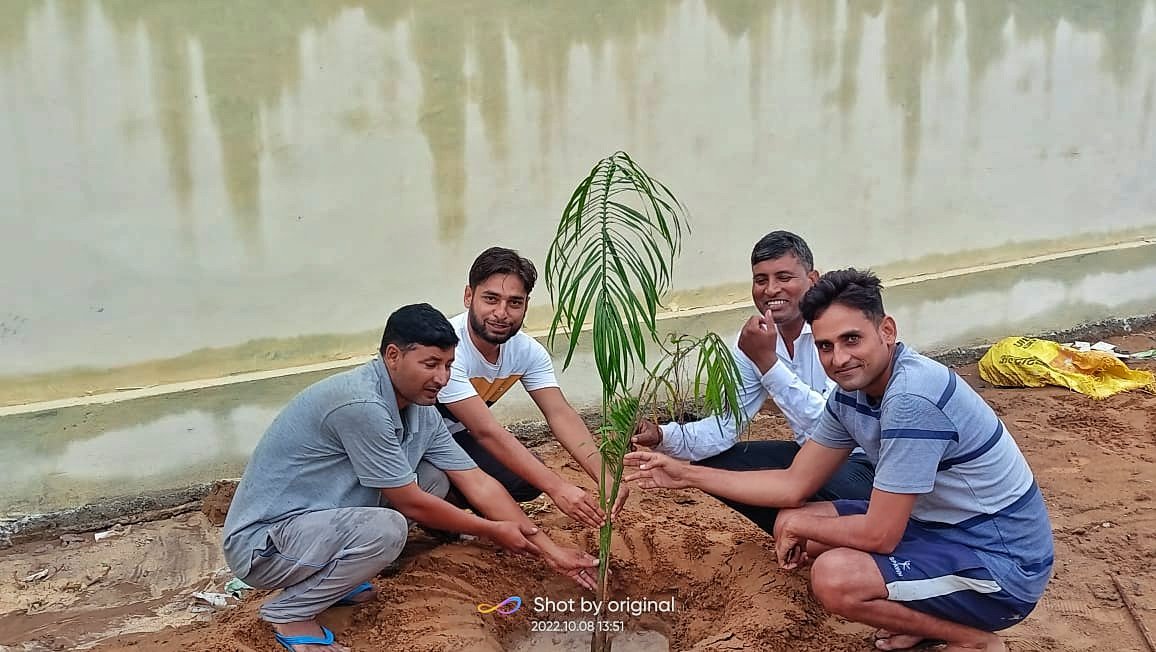 Mklalsot's tweet photo. 🌲हाल ही में नव क्रोमन्नत राजकीय समुदायिक स्वास्थ्य केंद्र गोल मे #ग्रीन_अस्पताल परिसर के तहत 50 पेड़ पौधे लगाएं गए @plmeenaINC
@CmhoDausa https://t.co/lvFQy9O1LX