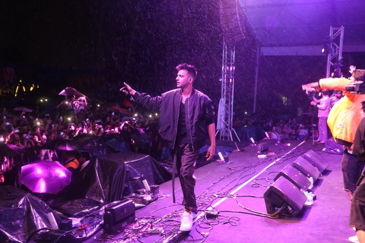 monikarawal's tweet photo. Give it up for Punjabi singer @ijassmanak1 as he performs live for his fans amid heavy rains at HT City Unwind - the biggest food and music festival in town. 🎵 🎶

#htcityunwind #jassmanak #delhimusicfestival https://t.co/pHI4ekB29y