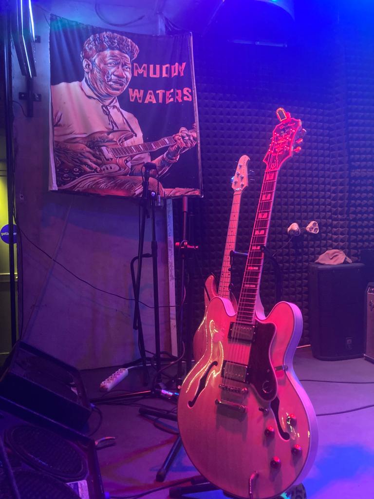 Yerimizi aldık. 21.30'da <a href="/TheMuddyWaters2/">The Muddy Waters</a> sahnesinde görüşmek üzere.

<a href="/tamtamblues/">Tamer EvseN</a> @cansnme18320505