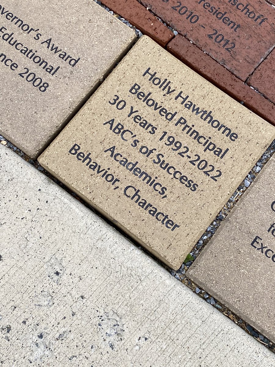 MyRedCooper's tweet photo. Touching dedication at the @APS_ATS Fall Festival in honor of Holly Hawthorne who retired in June after 30 years of being the principal. @APSVirginia @ATSPrincipal @ATS_AP_Inga @ https://t.co/pgRWP1WMWw