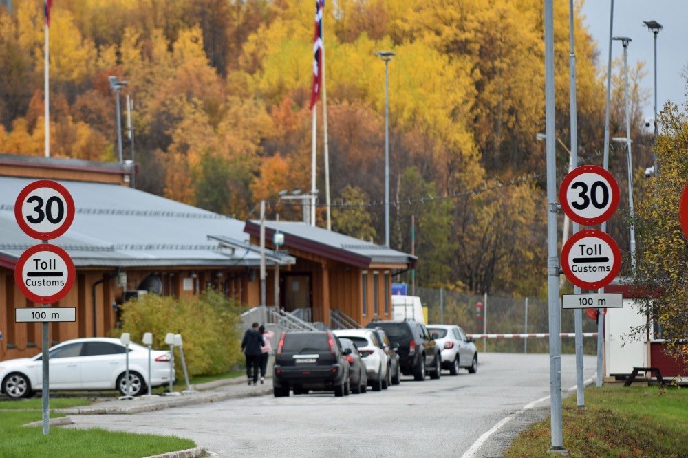 Interesting to note: While 🇳🇴 now says all 🇷🇺 fishing vessels will be controlled for illegal sanctioned technology before departure, Customs at Storskog land border are only making a few random checks of vehicles departing. thebarentsobserver.com/en/2022/09/no-…
