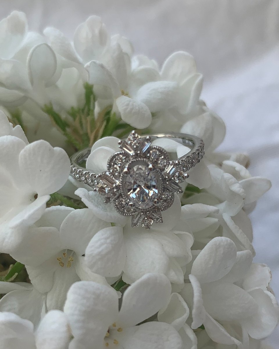 jennvellcs's tweet photo. A classic and elegant symbol of your forever love, this diamond engagement ring from our exclusive Emmy London Collection is sure to win their heart.✨ #PeoplesEmployee #LovePeoples #EmmyLondon #EngagementRing #RoundCutDiamond https://t.co/JGWAOAiedv