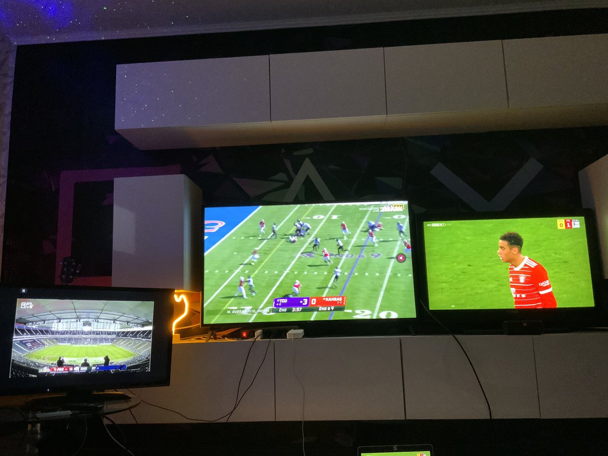 BastianmarcMarc's tweet photo. German Bowl🏈 + #rancollege 🏈 + Bundesliga Topspiel⚽️ @ransport #bastiansportsbar https://t.co/Er2PIkq5nu