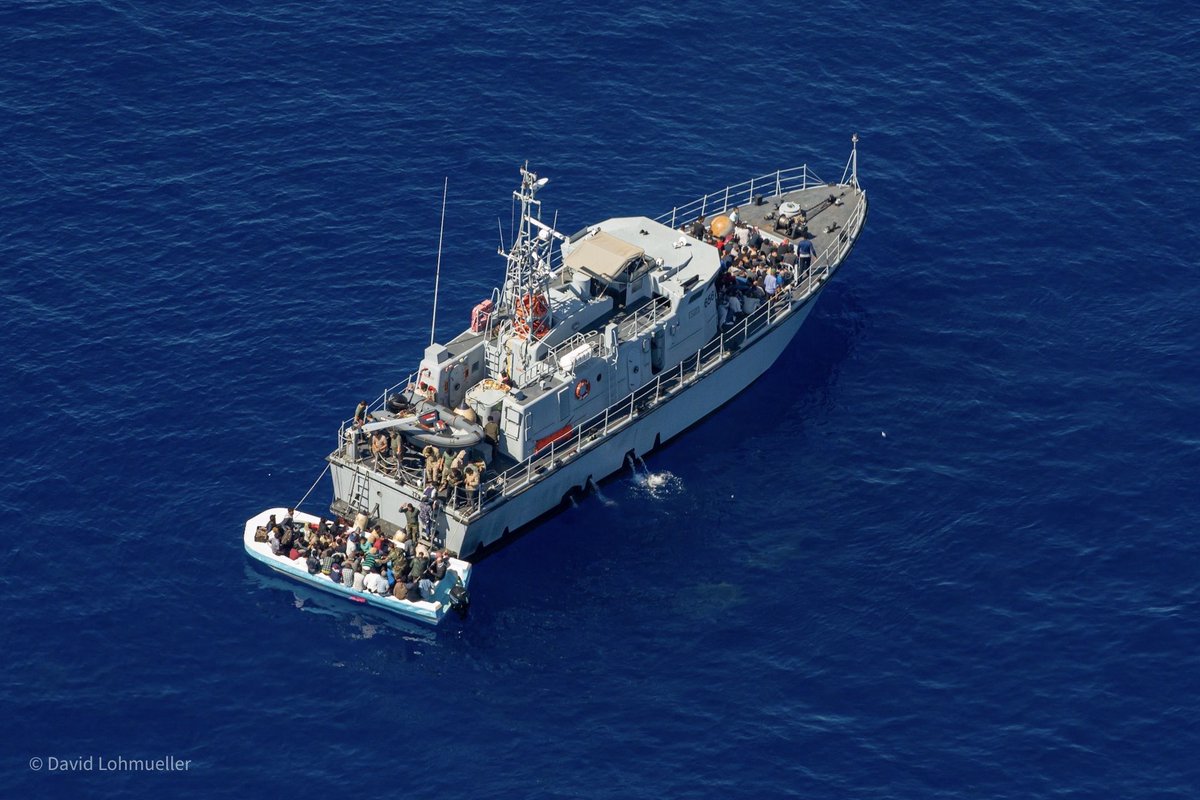 🔴Circa 40 persone, avvistate in zona SAR maltese dal nostro equipaggio aereo, sono state intercettate e respinte in Libia dalla motovedetta 656 della cd. guardia costiera libica. 

Un altro, ennesimo, respingimento illegale. Continua la politica criminale dell’Unione Europea.