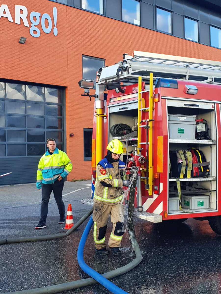 JBRWzeelandGoes's tweet photo. Aspiranten HD 7e van Nederland!!!
Als 2e TS bij een middelbrand, redding van slachtoffer en blussing van 2 brandhaarden op de 1e verdieping! Hard gewerkt, goede communicatie met 1e TS en OVD! Trots op ons team!! 🚒 #JBRW #VRZ #Goes #Zeeland https://t.co/7JjJTcflez