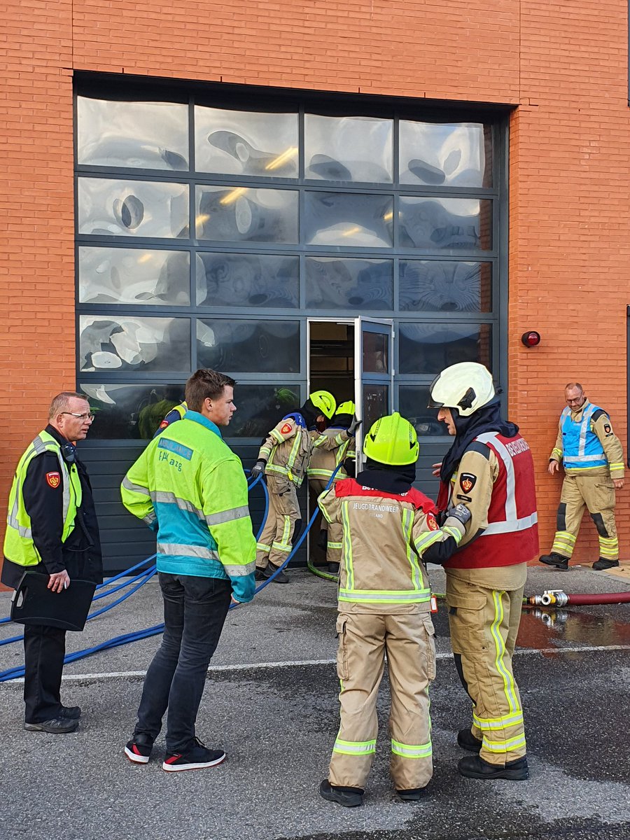 JBRWzeelandGoes's tweet photo. Aspiranten HD 7e van Nederland!!!
Als 2e TS bij een middelbrand, redding van slachtoffer en blussing van 2 brandhaarden op de 1e verdieping! Hard gewerkt, goede communicatie met 1e TS en OVD! Trots op ons team!! 🚒 #JBRW #VRZ #Goes #Zeeland https://t.co/7JjJTcflez