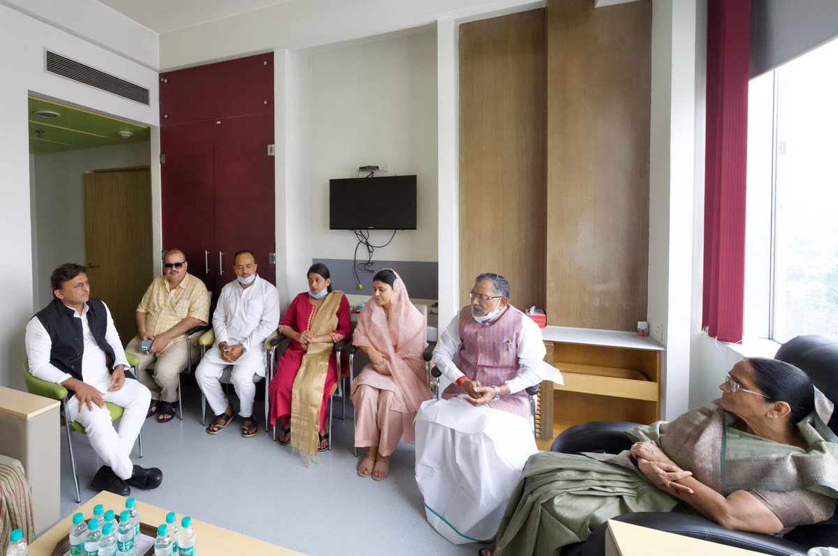 अखिलेश यादव जी से मिलकर आदरणीय नेताजी के स्वास्थ्य की जानकारी ली,महात्मा बुद्ध से प्रार्थना है कि उन्हें जल्द स्वस्थ एवं दीर्घायु करें.