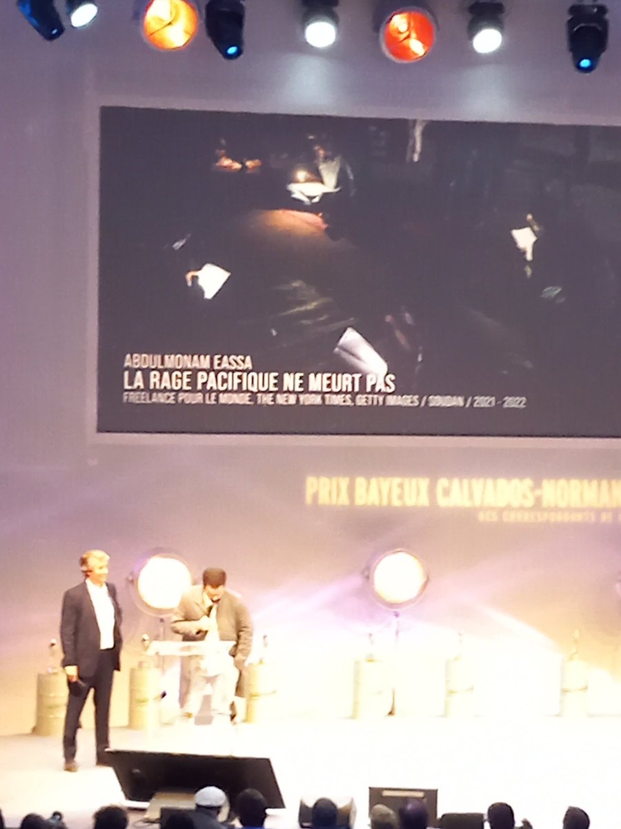 Prix jeune reporter: Abdulmonam Eassa. Photos incroyables à voir au Radar. <a href="/PrixBayeux/">Prix Bayeux Calvados-Normandie</a>