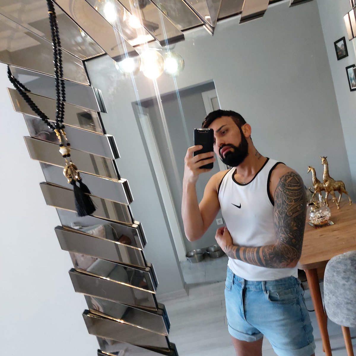 Taksime yakın kalıyorum yerim var ciddi kişiler 
#istanbulgay #taksimgay #sisligay