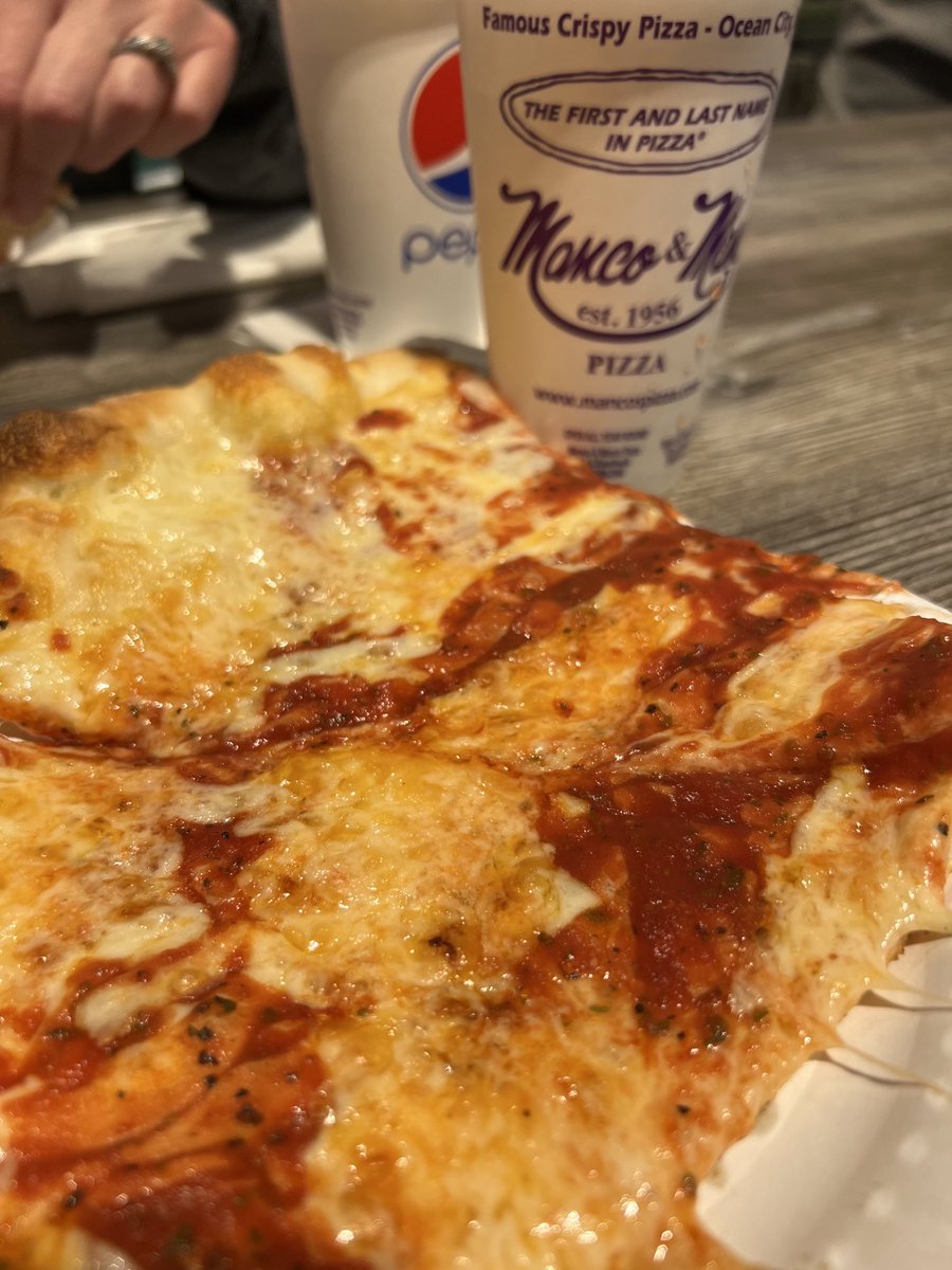 90minplus's tweet image. Two slices &amp;amp; a Birch Beer!!!!