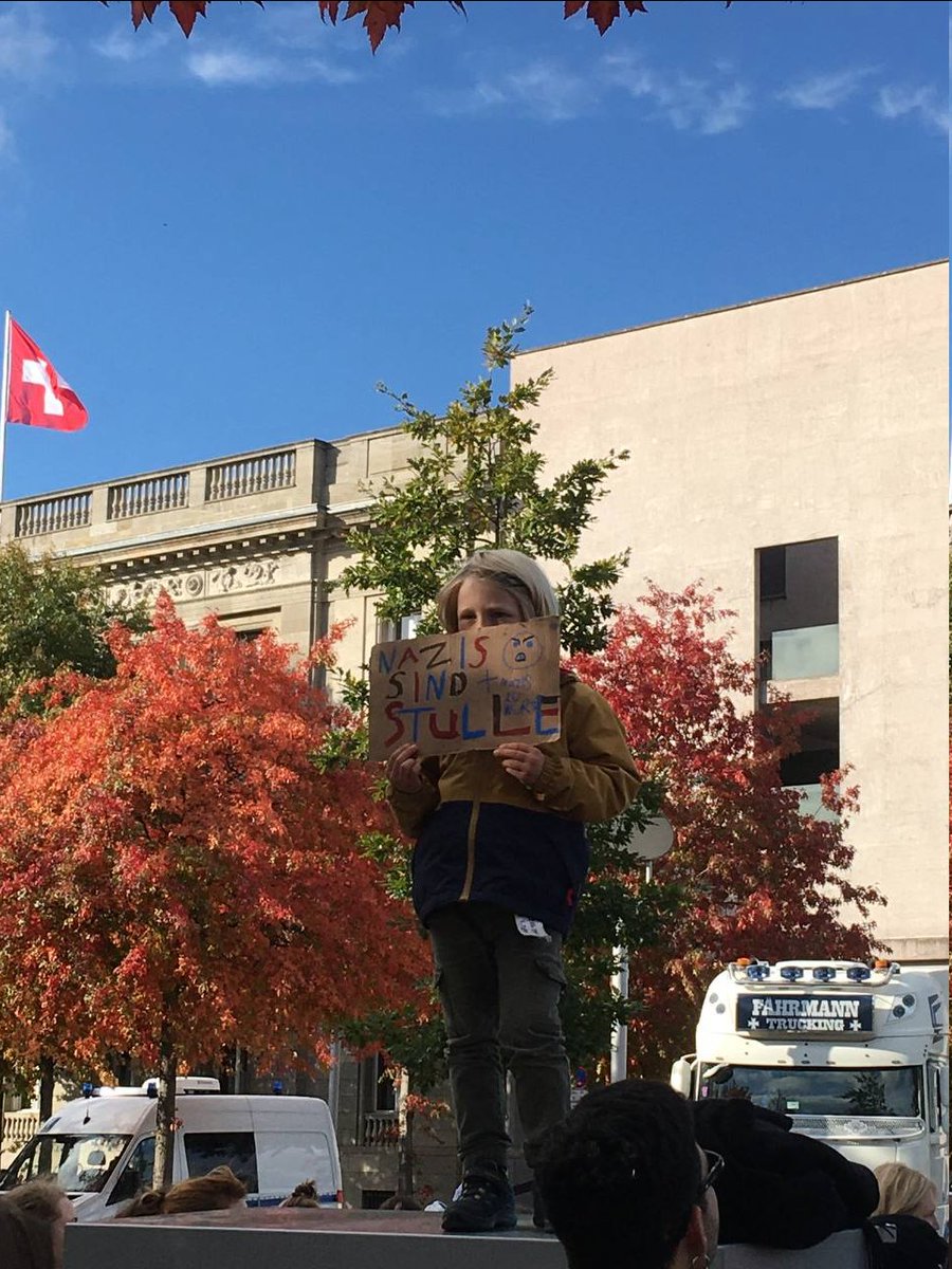 FFF_Berlin's tweet photo. Rassismus erfordert Gegenposition, Gegenrede und Handlung!
Wer auf einer Demo mitläuft, auf denen Leute den Hitlergruß zeigen, hat sie nicht mehr alle!
#b0810 #fckafd https://t.co/JLQTcmaVGx