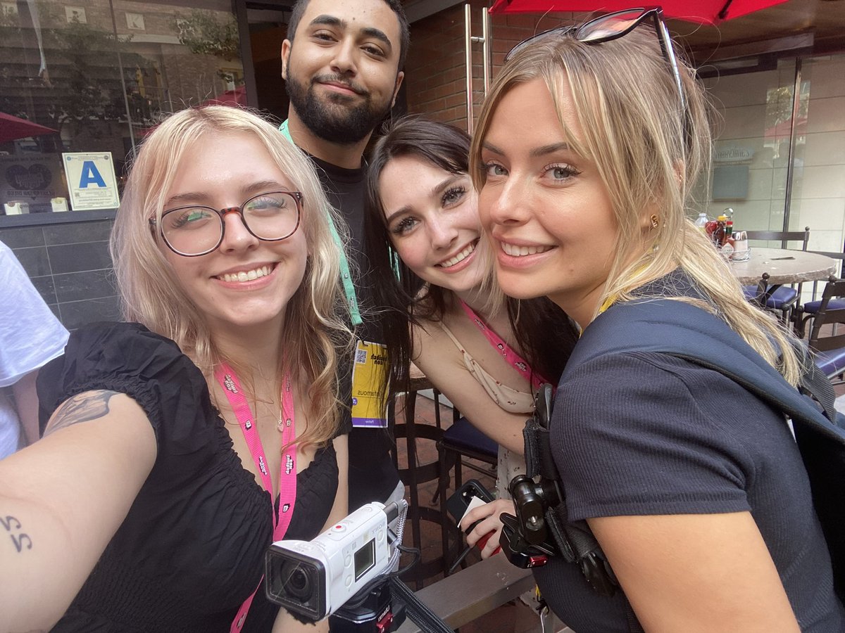 cwaudia twitchcon on Twitter "met the hottest woman in all of