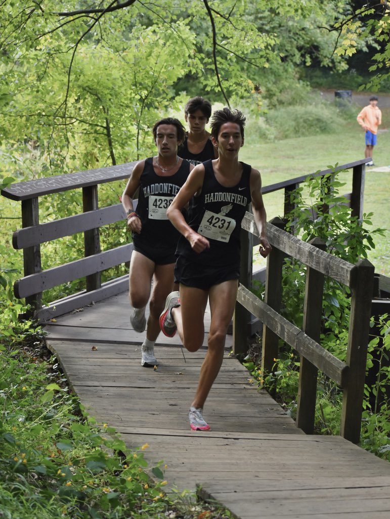 Boys finish 2nd in JVB race at #ManhattanInvitational at #VanCortlandtPark. Top ten finish from Soph Bennett Wright, Sub 15s from Reid Gervasi,  Ben Andrus, Case Hurly (w/trophy) &amp; Grey Sullivan @HMHSAthletics