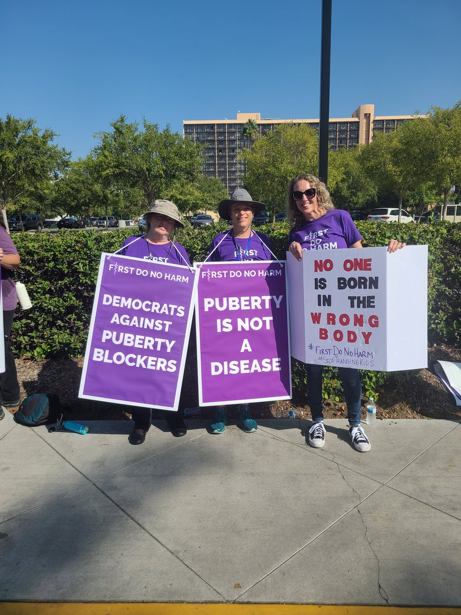 Making friends across the world. We love kids and demand that they are safeguarded. AAP conference, Anaheim.💪👊 #firstdonoharm #ourduty #sropttanaingkids