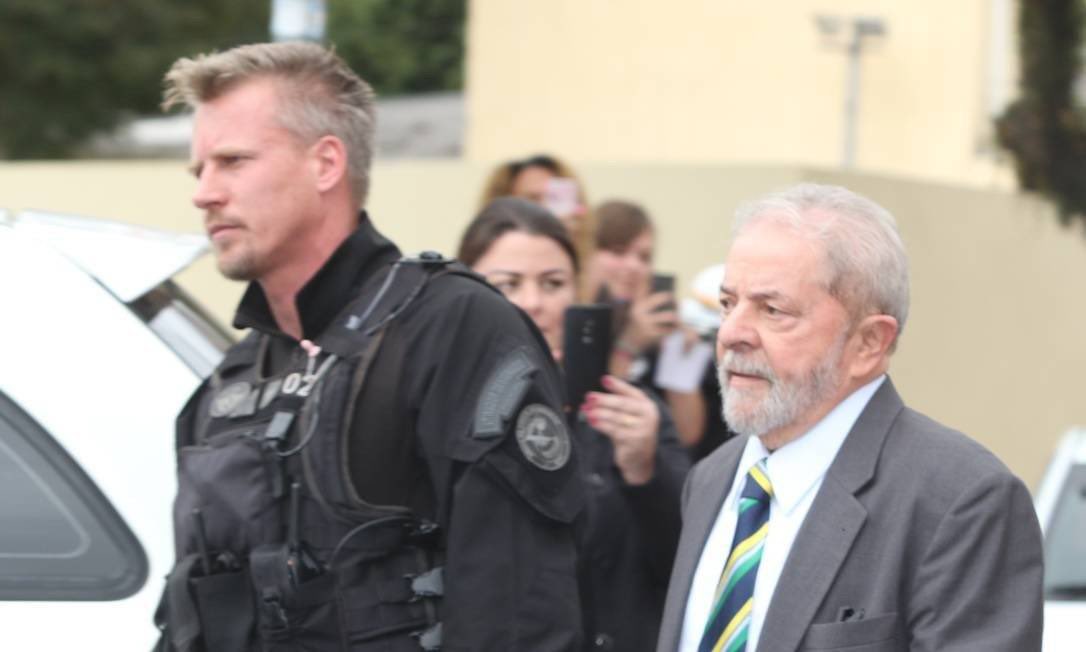 choquei's tweet photo. 🚨BRASIL: Carcereiro da Polícia Federal que ‘cuidou’ de Lula na prisão declara voto no petista: 

“Nunca o vi deprimido, na carceragem era um sujeito humilde e que sempre demonstrou gratidão e compaixão por quem estava ali com ele.” #Eleições2022 https://t.co/CUg4VZFgC4