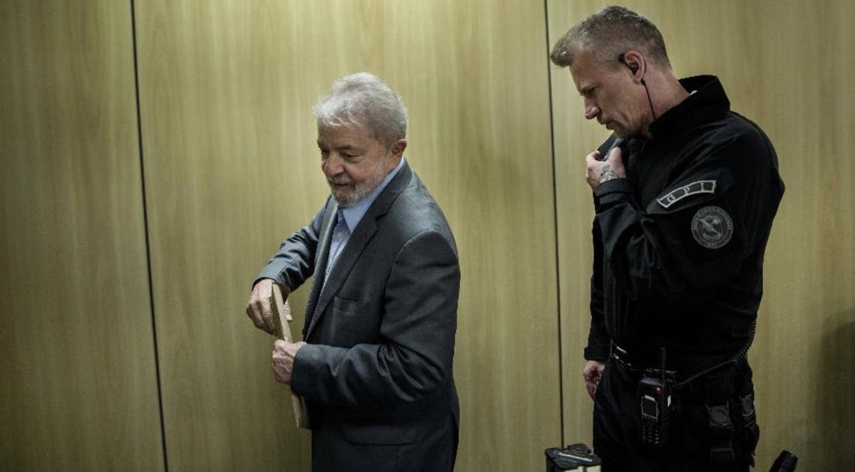 choquei's tweet photo. 🚨BRASIL: Carcereiro da Polícia Federal que ‘cuidou’ de Lula na prisão declara voto no petista: 

“Nunca o vi deprimido, na carceragem era um sujeito humilde e que sempre demonstrou gratidão e compaixão por quem estava ali com ele.” #Eleições2022 https://t.co/CUg4VZFgC4