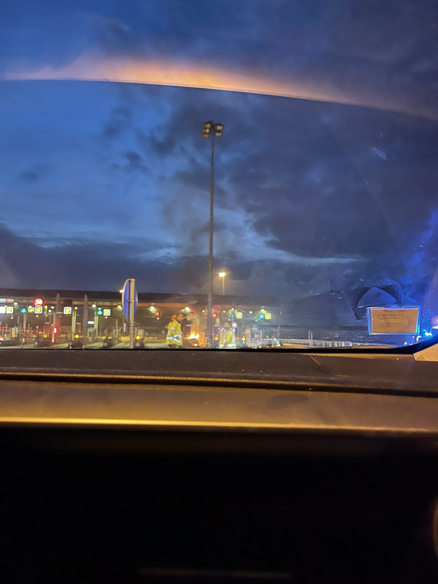 Voiture en feu 🔥 
Feu maîtrisé par les pompiers au péage d’Antibes !!!