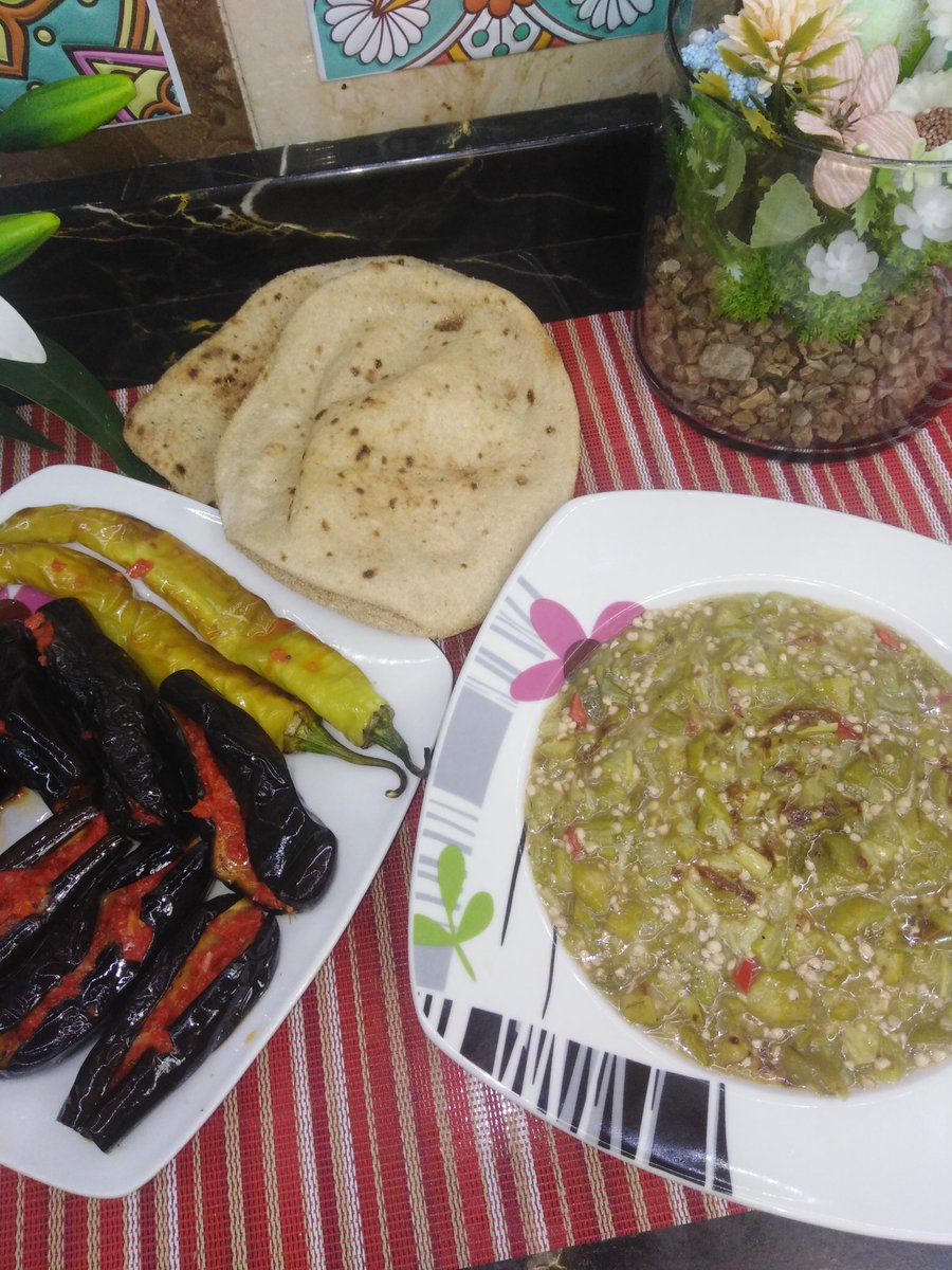 #ازاي_اوفر_في_الطبخ_هتجنن
عملت غدا مكلفتيش ٢٠ جنيه ويكا وبتنجان وفلفل مقلي 
اللهم ادمها نعمه واحفظها من الزوال