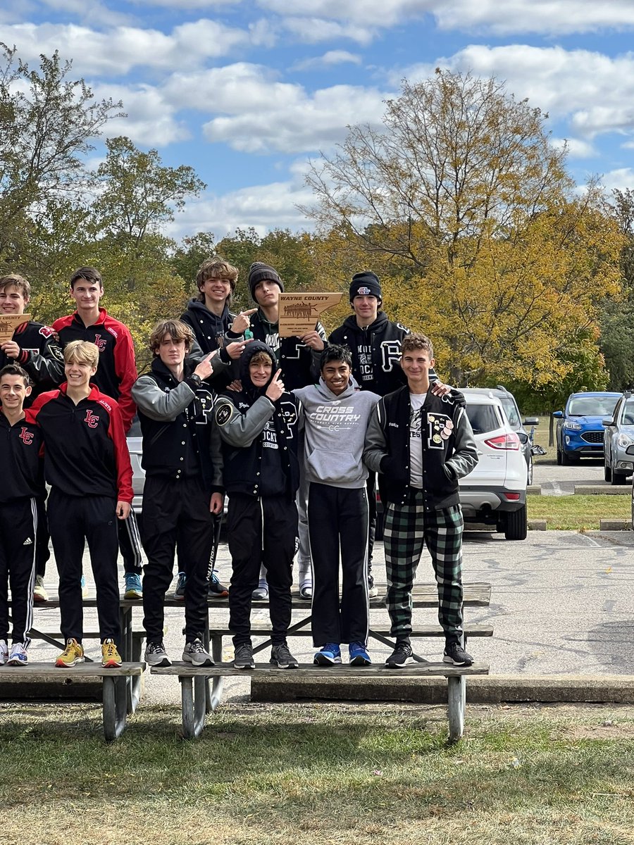 AlexBobak11's tweet photo. That post race glow. 2nd place Wayne county championships. Plymouth team D1 1st place. PR 15:54.6. #gocats @AlabamaTFCC @ACBulldogsTrack @KentuckyTrack @OleMissTrack @WayneStateTFCC @MSU_TFXC @PurdueTrackXC @udmtitans_afgo @UVATFCC @EMUMXC_TF @TornadoXc https://t.co/W3ggLP7xAt