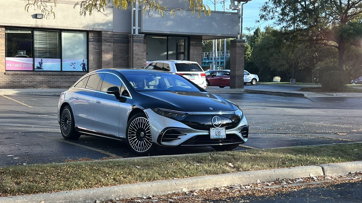 ReehoffDesign's tweet image. EQS 580 spotted in the wild. This slippery UFO of a car has a record drag coefficient of 0.20. by comparison, a McLaren F1 is 0.32 and 0.36 for the Bugatti Veyron. Not bad @MercedesBenz, not bad.