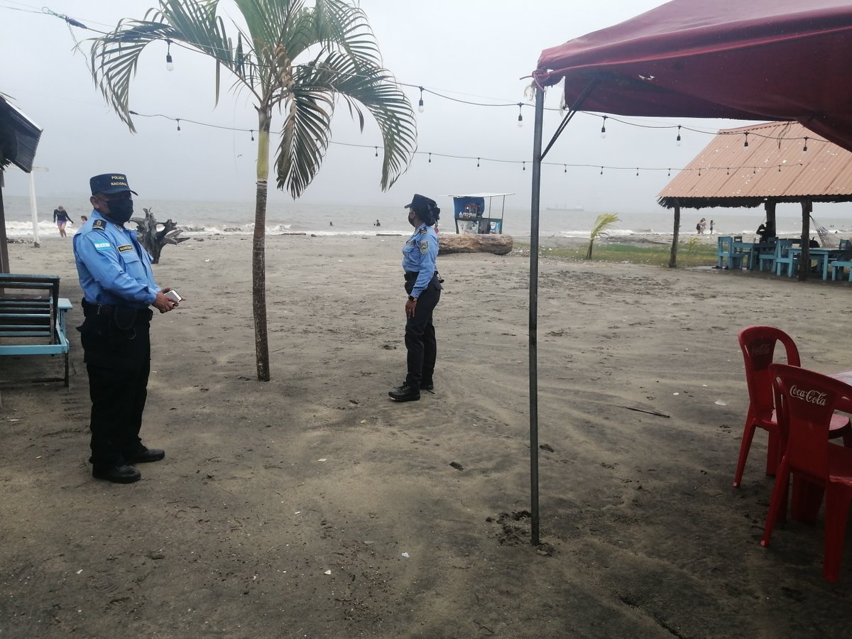 PoliciaHonduras's tweet photo. 📌#Infórmese | Alumnos del Centro de Capacitaciones para Oficiales de Policías #CCOP y el Centro de Capacitación para Policías, Clases y Sub Oficiales #CCPCS realizan operativos en las playas de la Cieneguita y la Coca Cola en Puerto Cortés 

#ServirYProteger https://t.co/XBmIiFNYI5