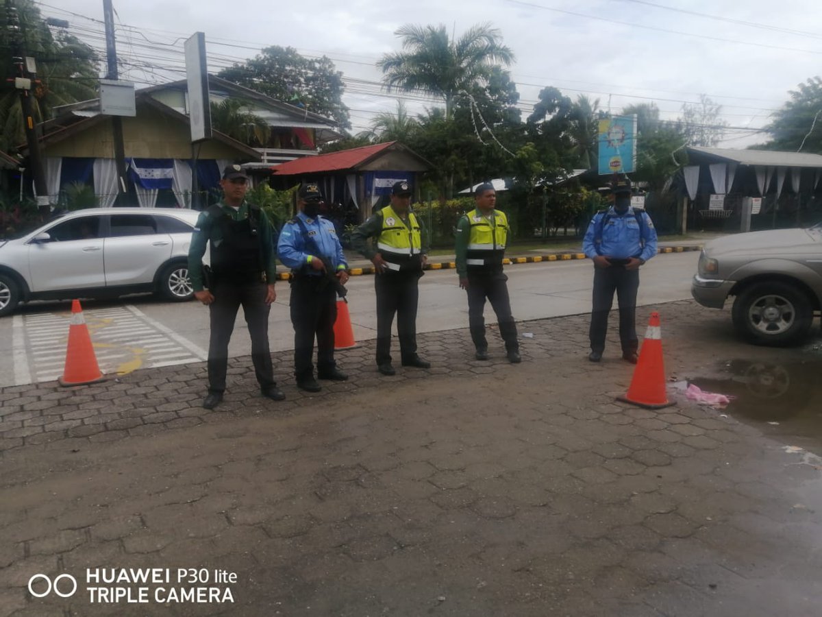 PoliciaHonduras's tweet photo. 📌#Infórmese | Alumnos del Centro de Capacitaciones para Oficiales de Policías #CCOP y el Centro de Capacitación para Policías, Clases y Sub Oficiales #CCPCS realizan operativos en las playas de la Cieneguita y la Coca Cola en Puerto Cortés 

#ServirYProteger https://t.co/XBmIiFNYI5