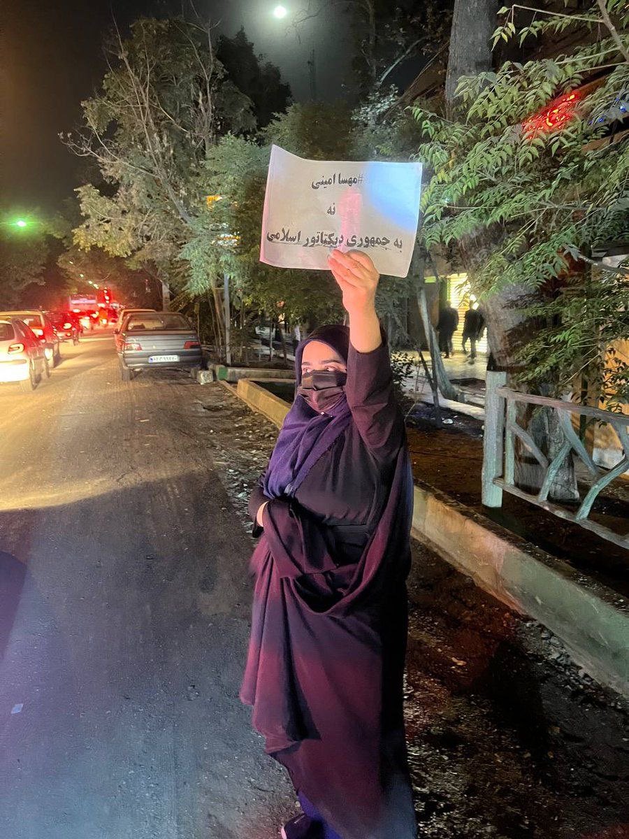 من قلب العاصمة طهران فتاة إيرانية ترفع شعار :

لا للجمهورية الإسلامية الديكتاتورية

⁦#MahsaAmini⁩ 
⁧#مهسا_امینی