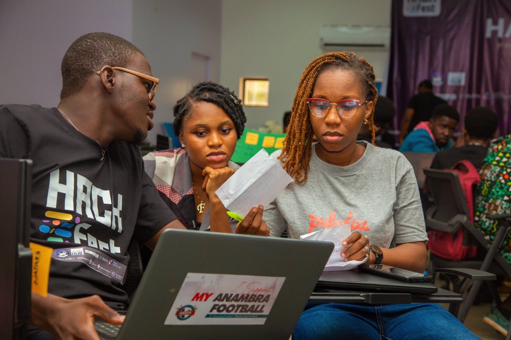 SuccessSoi1's tweet photo. The mini-hackathon, having to come up with an idea on the spot and try to implement is just lovely. #rbhackfest @GdgAsaba @RemotebaseHQ https://t.co/eaJUE6c1RH