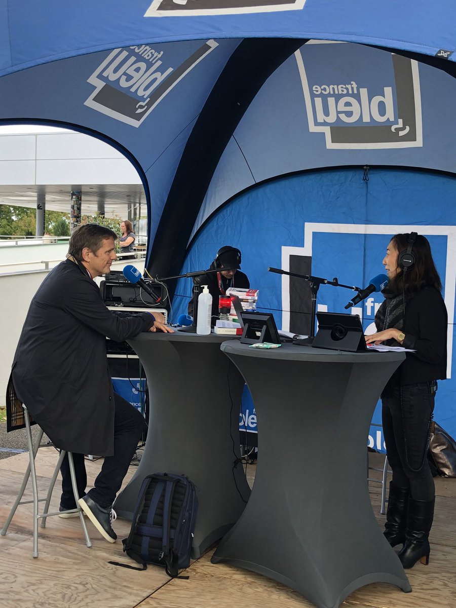 livredepoche's tweet photo. ´@LireenPoche 
Également présents aujourd’hui :  Colin Niel, Mélissa Da Costa, @laurentpetitma1 que vous pourrez retrouver demain sur le stand de @LaLibGenerale. https://t.co/vYRbfkHdRI